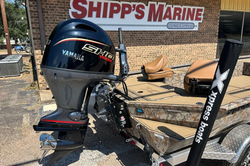Slide: The Image of 2026 Xpress X18DB boat with Yamaha VMAX engine at Shipp's Marine. - 9