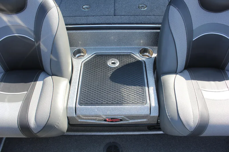 Slide: The Image of 2020 Ranger Z520L boat seats with center console and cup holders. - 13