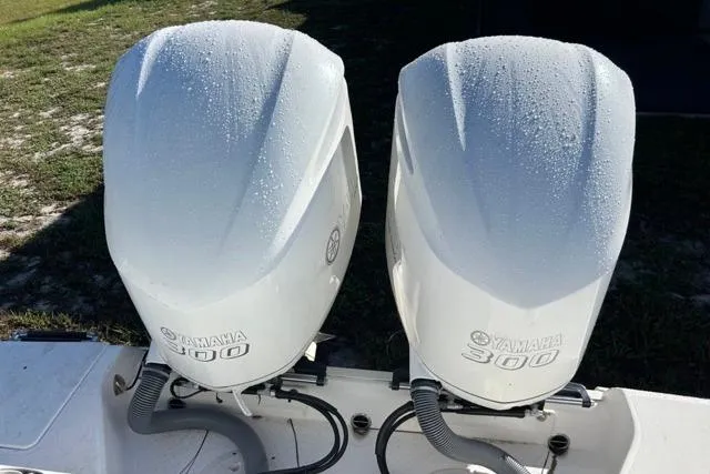 Slide: The Image of Twin Yamaha 300 outboard engines on a 2019 Everglades 290 Center Console boat. - 10