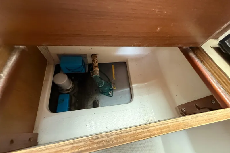 Slide: The Image of Interior view of 2005 Albemarle 280 Express Fisherman boat compartment. - 52
