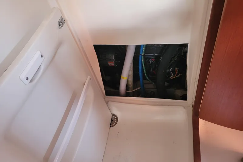 Slide: The Image of Engine compartment access in Master Head - 29