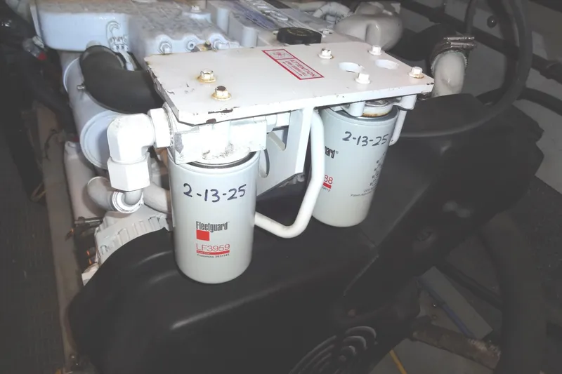 Slide: The Image of Engine compartment of 2007 Meridian 459 with Fleetguard LF3959 oil filters. - 146