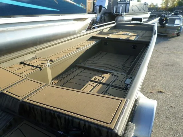 Slide: The Image of Gator-Tail 1750 Savage Mid deck 2026 - 3