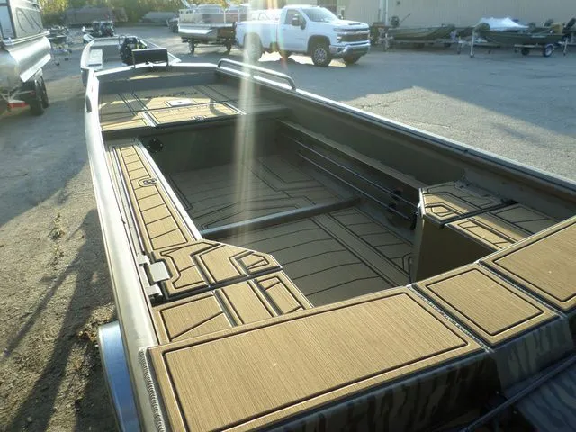 Slide: The Image of Gator-Tail 1750 Savage Mid deck 2026 - 4