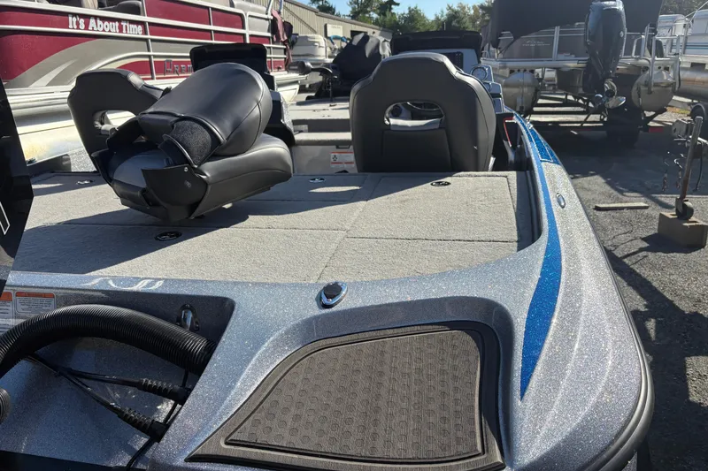 Slide: The Image of 2024 Nitro Z19 Pro boat with sleek design and comfortable seating. - 6