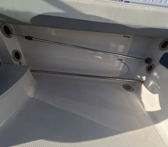 Slide: The Image of Robalo R207 Dual Console 2023 - 28