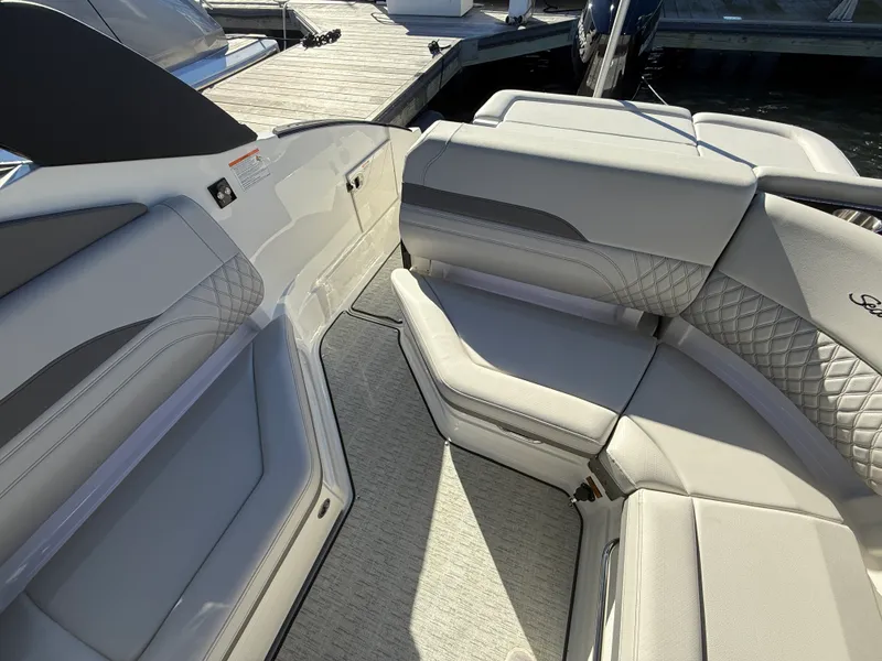 Slide: The Image of Sea Ray SLX 260 Outboard 2026 - 13