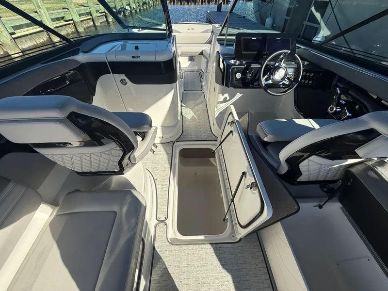 Slide: The Image of Sea Ray SLX 260 Outboard 2026 - 18