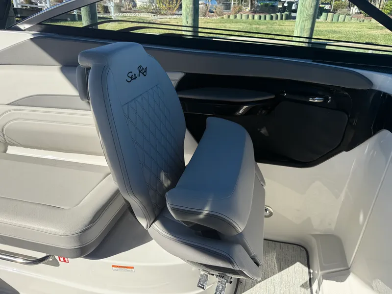 Slide: The Image of Sea Ray SLX 260 Outboard 2026 - 23