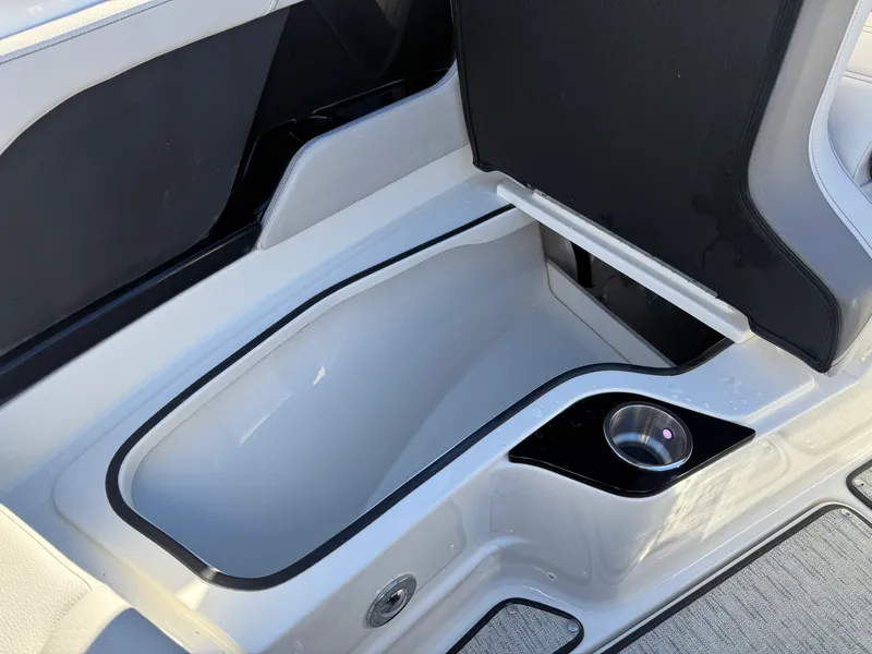 Slide: The Image of Sea Ray SLX 260 Outboard 2026 - 29