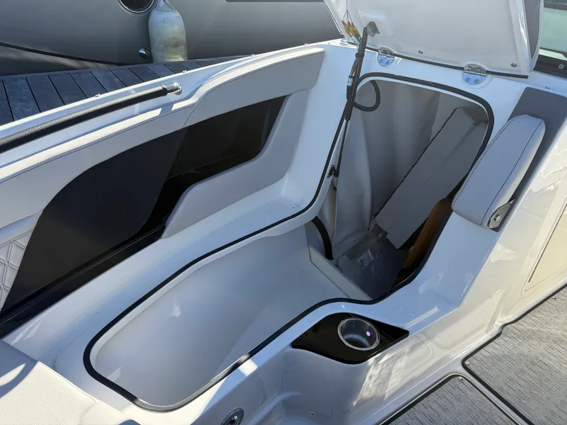 Slide: The Image of Sea Ray SLX 260 Outboard 2026 - 30