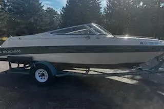 The Image of 1993 Four Winns 190 Horizon boat on trailer, parked outdoors. - 1