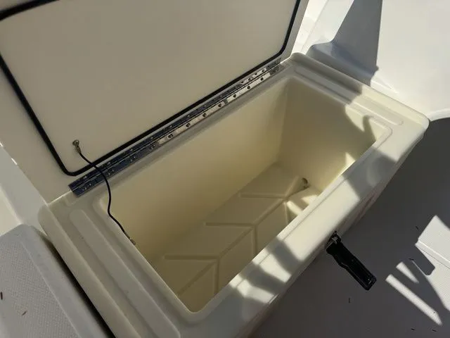 Slide: The Image of Boston Whaler 16- SUPER SPORT 2026 - 13