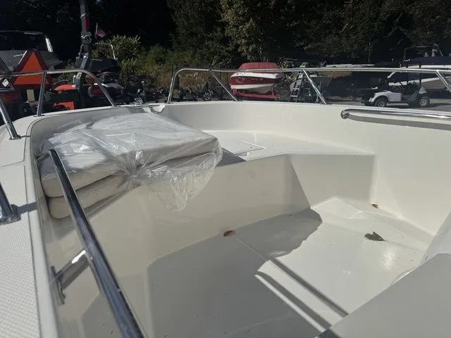 Slide: The Image of Boston Whaler 16- SUPER SPORT 2026 - 14