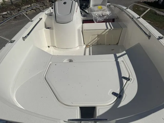 Slide: The Image of Boston Whaler 16- SUPER SPORT 2026 - 16