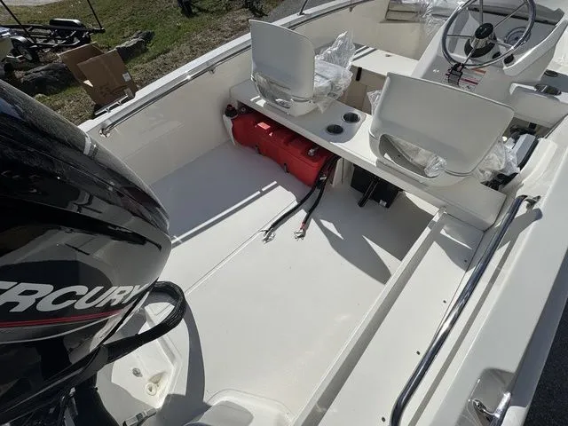 Slide: The Image of Boston Whaler 16- SUPER SPORT 2026 - 8