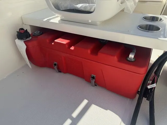 Slide: The Image of Boston Whaler 16- SUPER SPORT 2026 - 9