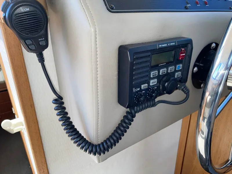 Slide: The Image of VHF radio and microphone on 1999 Bayliner 3388 Motoryacht helm. - 30