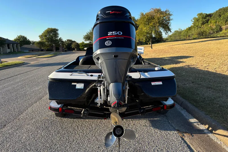 Slide: The Image of Minn Kota Ultrex motor on 2011 Skeeter ZX250 boat, close-up view. - 18