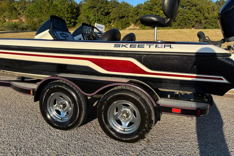 Slide: The Image of Propeller of 2011 Skeeter ZX250 with Yamaha VMAX Series branding, parked on asphalt. - 21