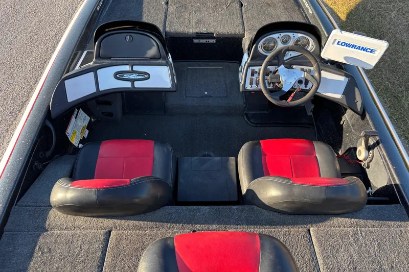 Slide: The Image of 2011 Skeeter ZX250 warning labels and capacity information on boat interior. - 40