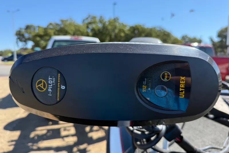 Slide: The Image of 2011 Skeeter ZX250 boat with i-Pilot Link Ultrex trolling motor, integrated GPS system. - 74