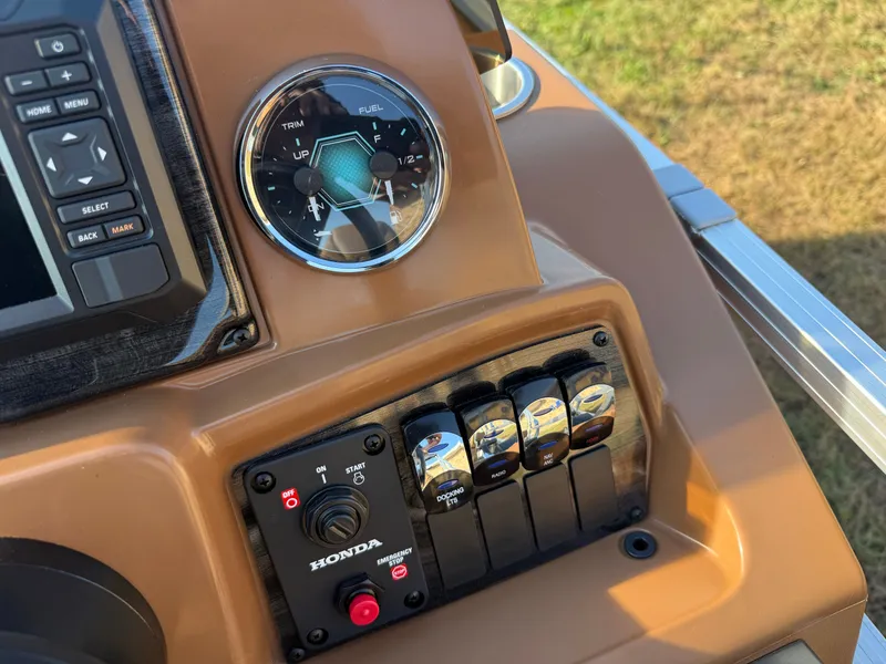 Slide: The Image of Tahoe Sport 2180 Swingback (VRB) & Honda 4-Stroke EFI 2026 - 17