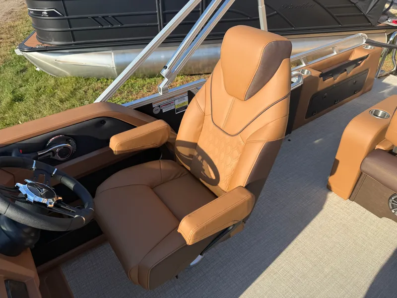 Slide: The Image of Tahoe LTZ 2385 Swingback (VRB) & Honda 4-Stroke EFI 2026 - 15