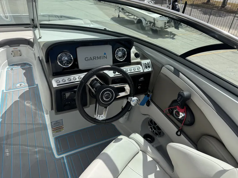 Slide: The Image of Crownline Boats E275 XS 2021 - 19