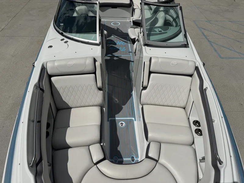 Slide: The Image of Crownline Boats E275 XS 2021 - 22