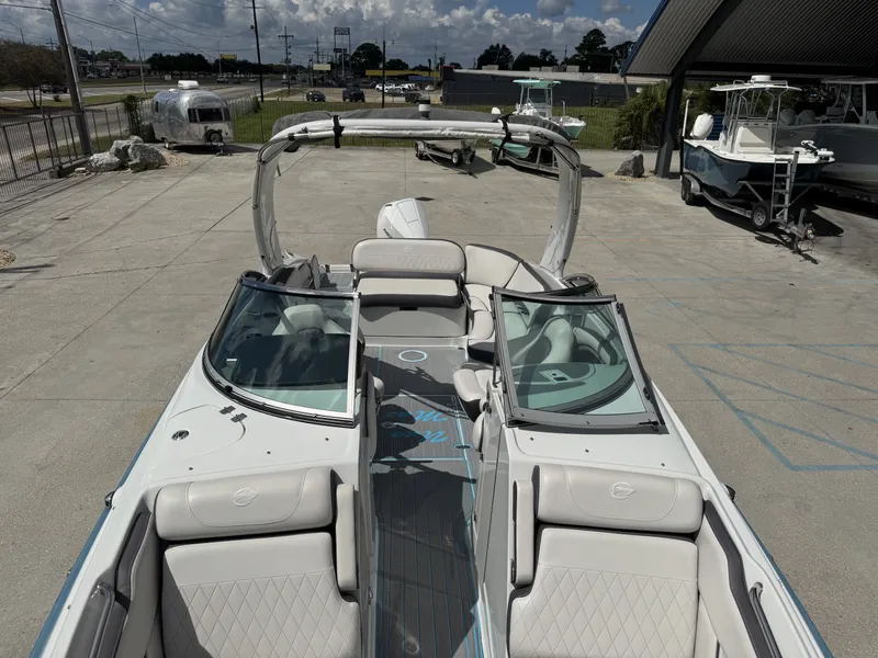 Slide: The Image of Crownline Boats E275 XS 2021 - 23