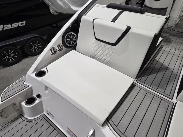 Slide: The Image of Yamaha 222S 2026 - 7