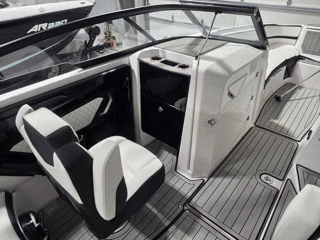 Slide: The Image of Yamaha 252S 2026 - 16