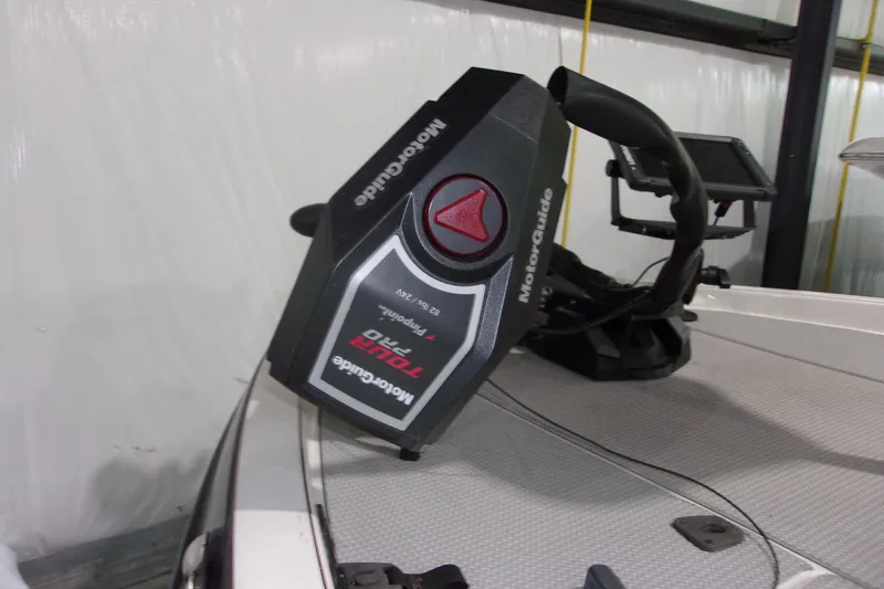 Slide: The Image of Trolling motor on 2017 Ranger Z518 Intracoastal boat deck, featuring MotorGuide Tour Pro. - 12