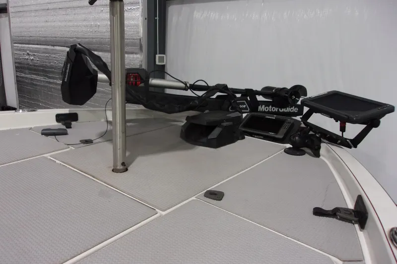 Slide: The Image of 2017 Ranger Z518 Intracoastal boat deck with Motorguide trolling motor and electronic equipment. - 6