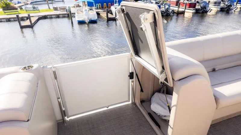 Slide: The Image of Ranger Reata Pontoon 200C 2018 - 10