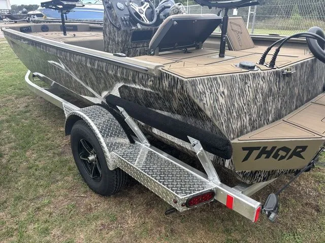 Slide: The Image of Thor 1900 Lake Hammer Center Console Elite 2026 - 10