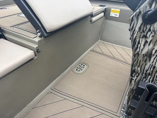 Slide: The Image of Thor 1900 Lake Hammer Center Console Elite 2026 - 14