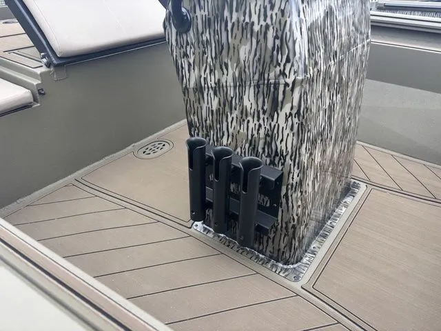 Slide: The Image of Thor 1900 Lake Hammer Center Console Elite 2026 - 18