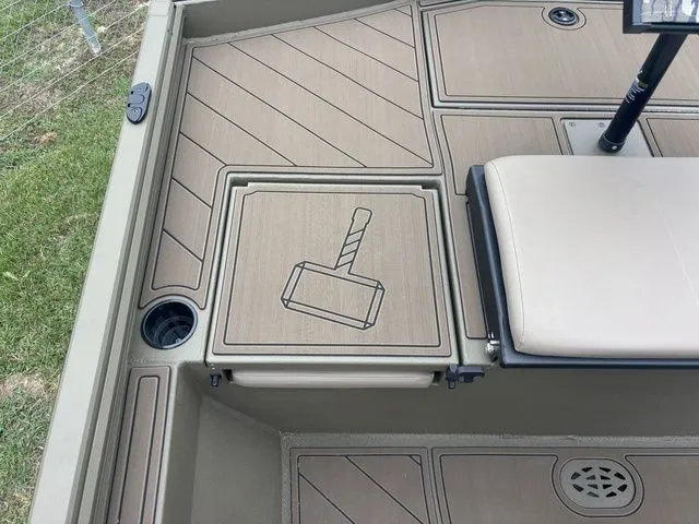 Slide: The Image of Thor 1900 Lake Hammer Center Console Elite 2026 - 21