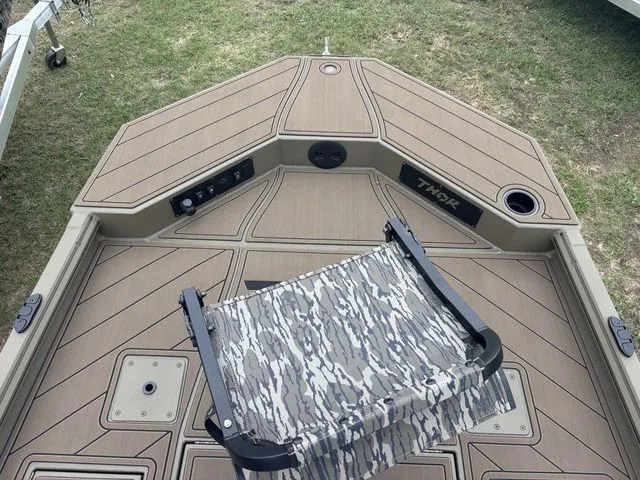 Slide: The Image of Thor 1900 Lake Hammer Center Console Elite 2026 - 23