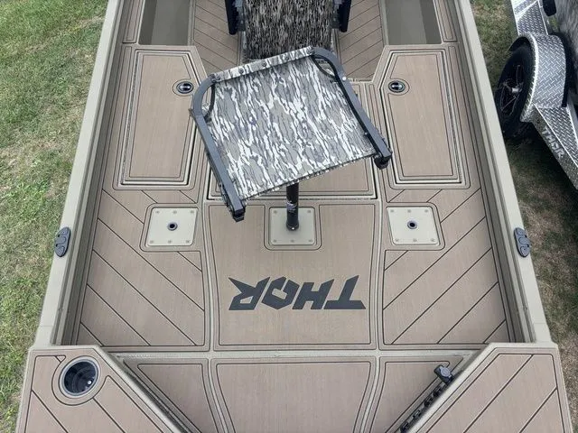 Slide: The Image of Thor 1900 Lake Hammer Center Console Elite 2026 - 24