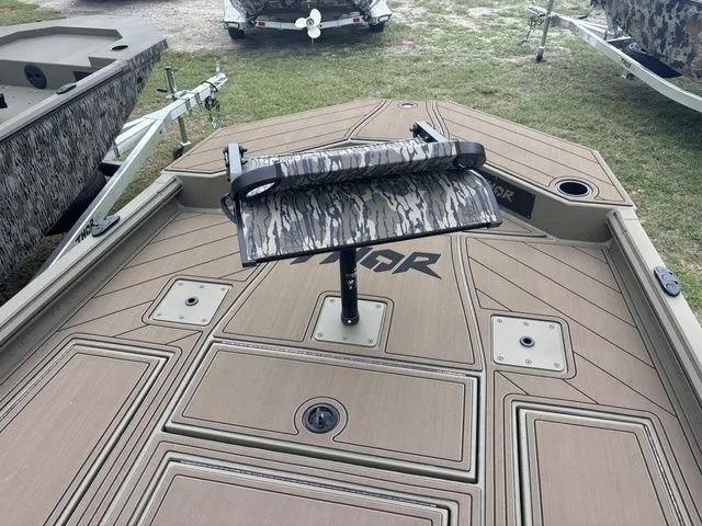 Slide: The Image of Thor 1900 Lake Hammer Center Console Elite 2026 - 25