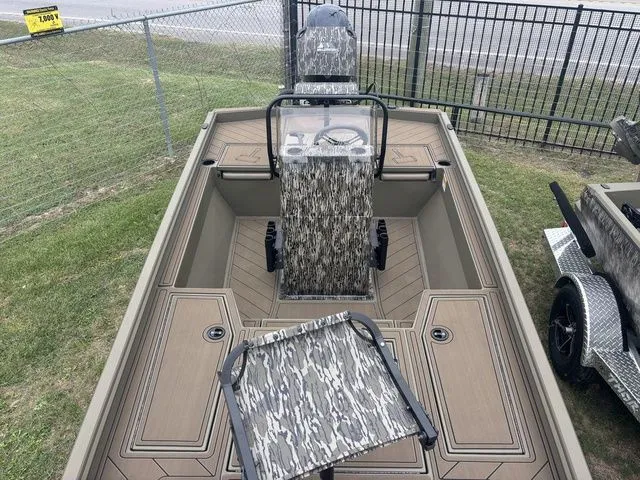 Slide: The Image of Thor 1900 Lake Hammer Center Console Elite 2026 - 26