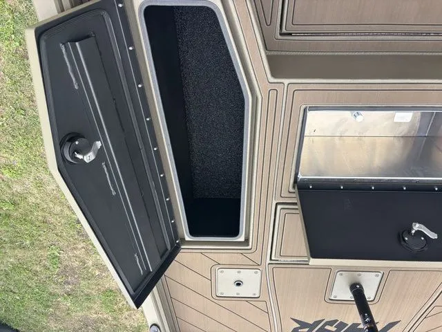 Slide: The Image of Thor 1900 Lake Hammer Center Console Elite 2026 - 27