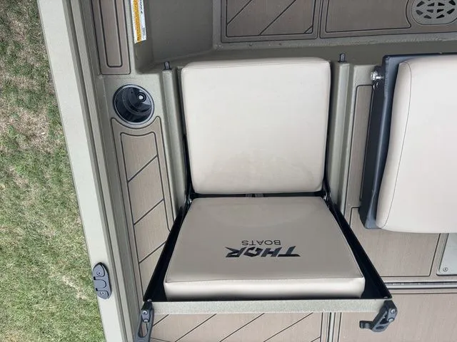 Slide: The Image of Thor 1900 Lake Hammer Center Console Elite 2026 - 29