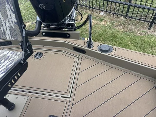 Slide: The Image of Thor 1900 Lake Hammer Center Console Elite 2026 - 30