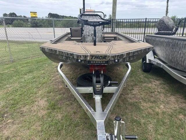 Slide: The Image of Thor 1900 Lake Hammer Center Console Elite 2026 - 5