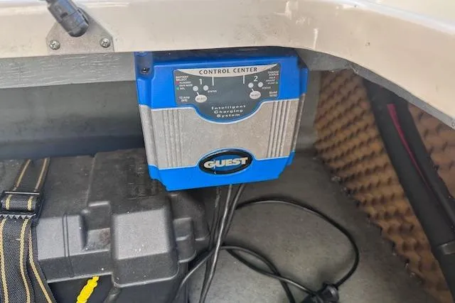 Slide: The Image of Battery control center in a 2001 Sea Ray 245 Weekender boat. - 33