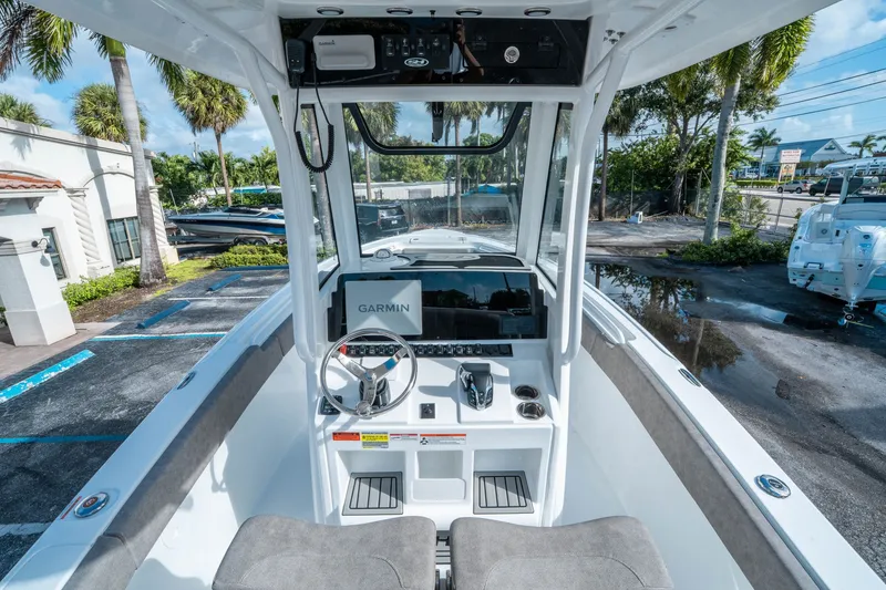 Slide: The Image of Sea Hunt Ultra 245 SE 2026 - 15